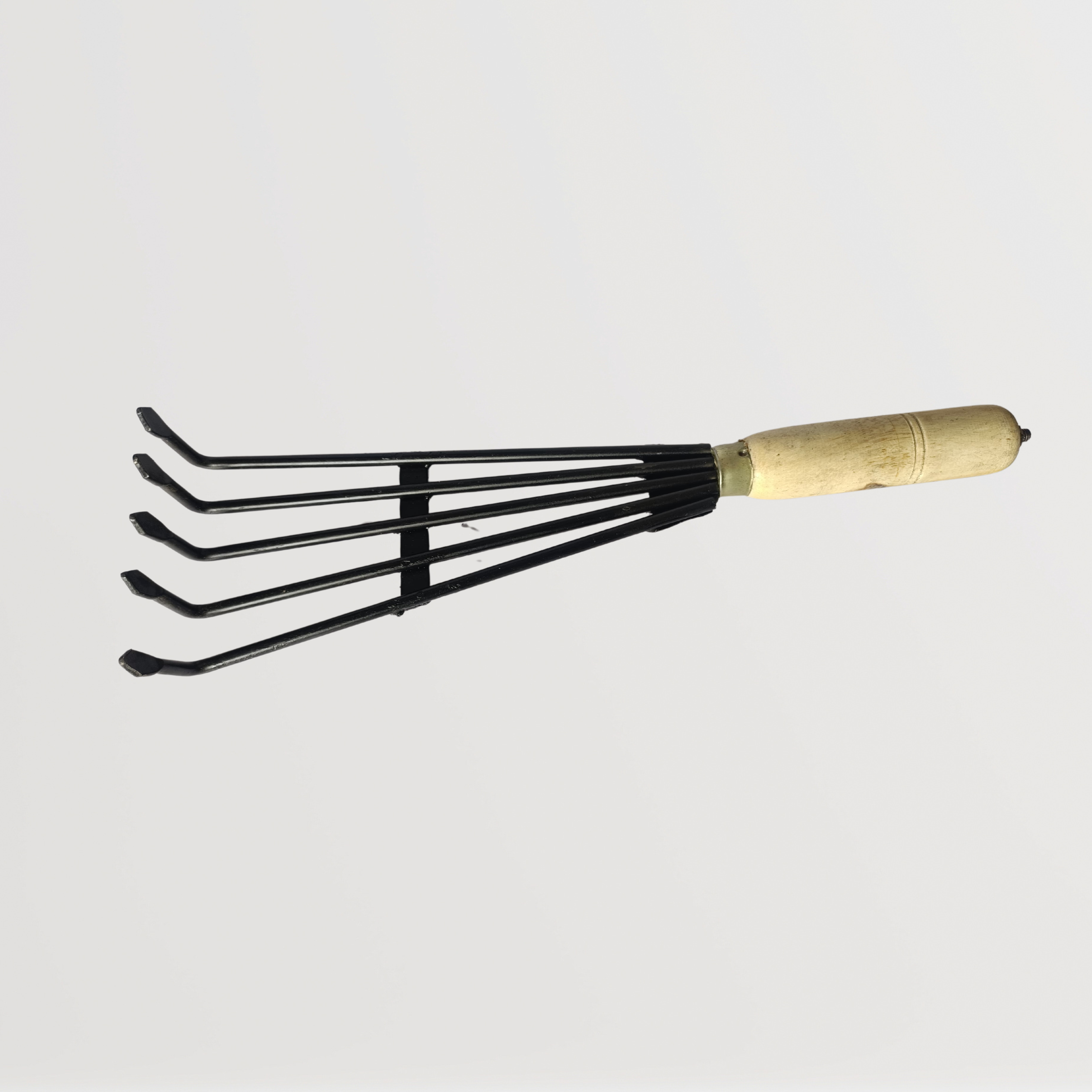 Wooden handle 5 prong garden rake for soil loosening