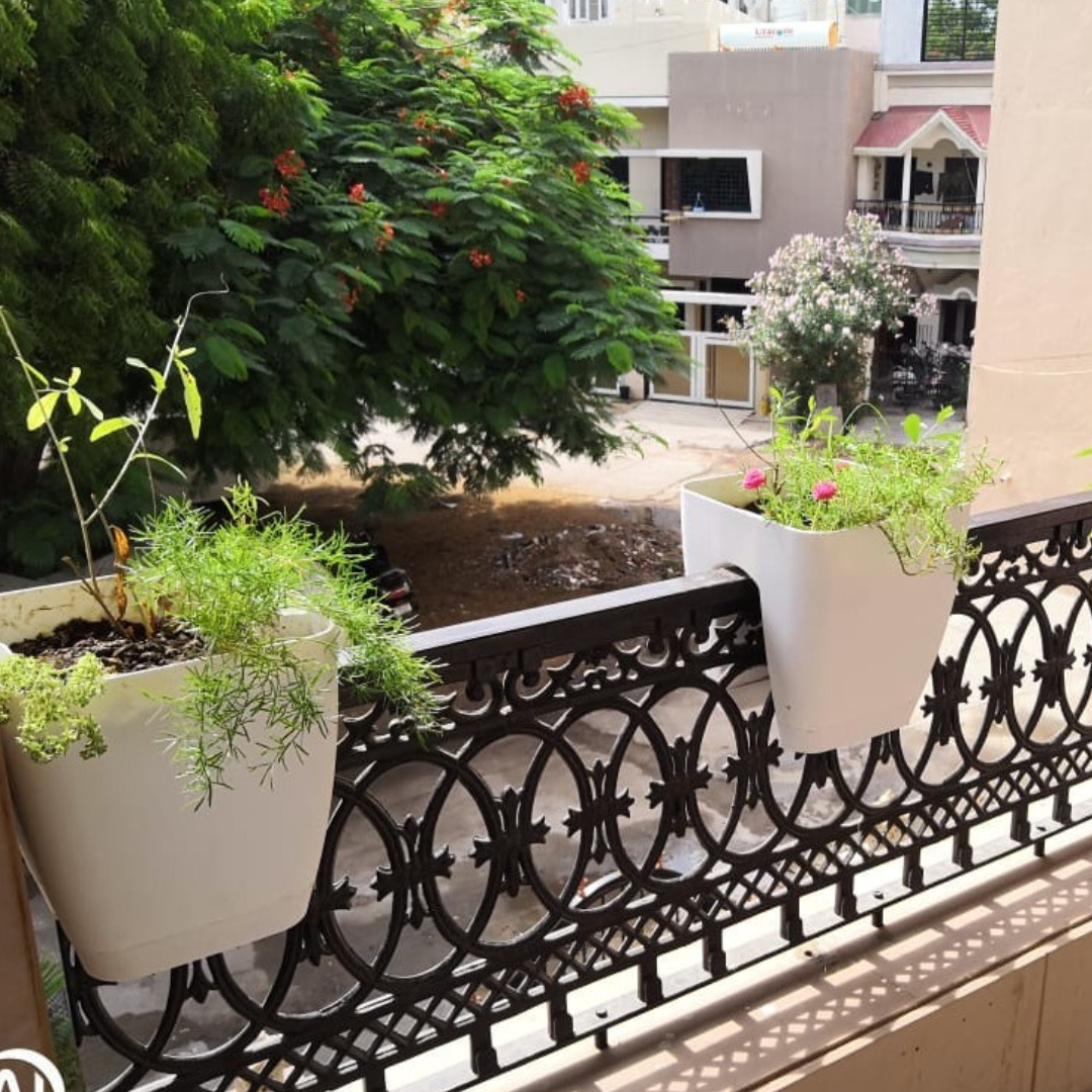 Plastic pot for balcony railing
