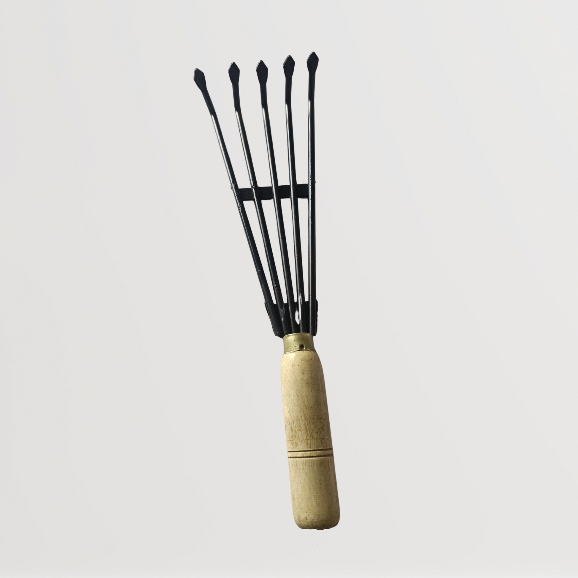 Wooden handle 5 prong garden rake for soil loosening