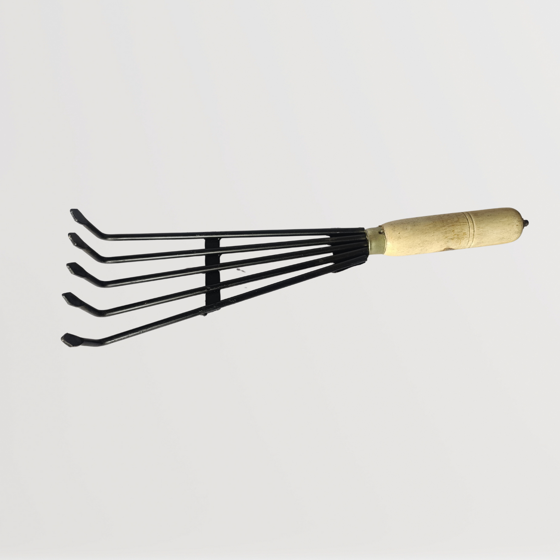Wooden handle 5 prong garden rake for soil loosening