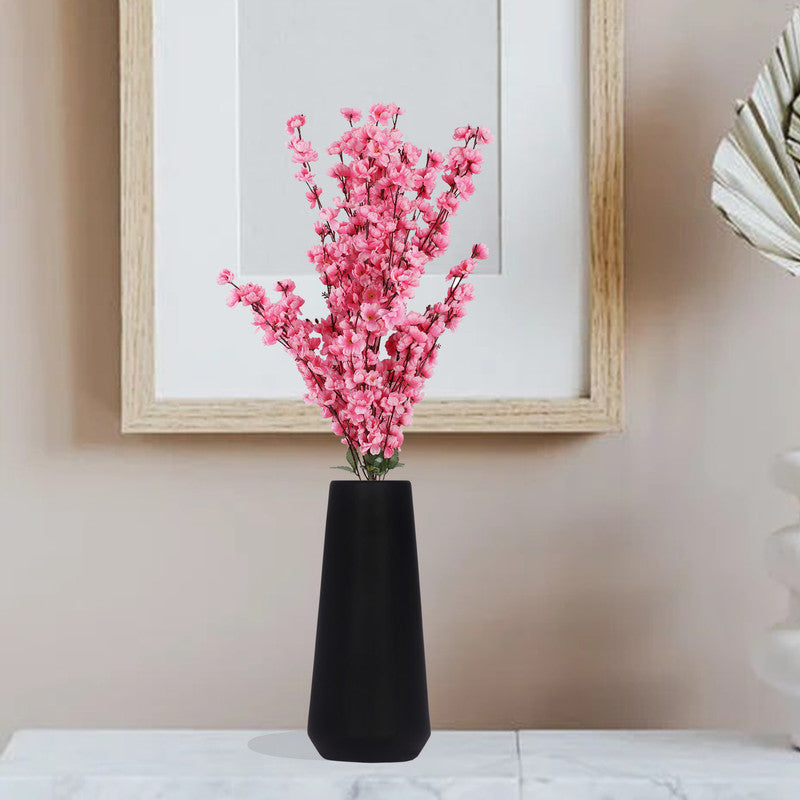 Compact black ceramic pot
