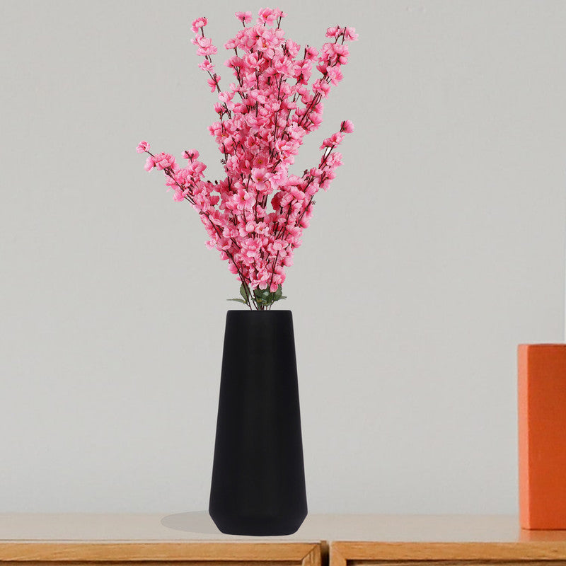 Compact black ceramic pot
