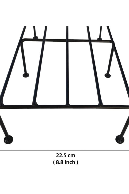 Simple metallic stand for planters
